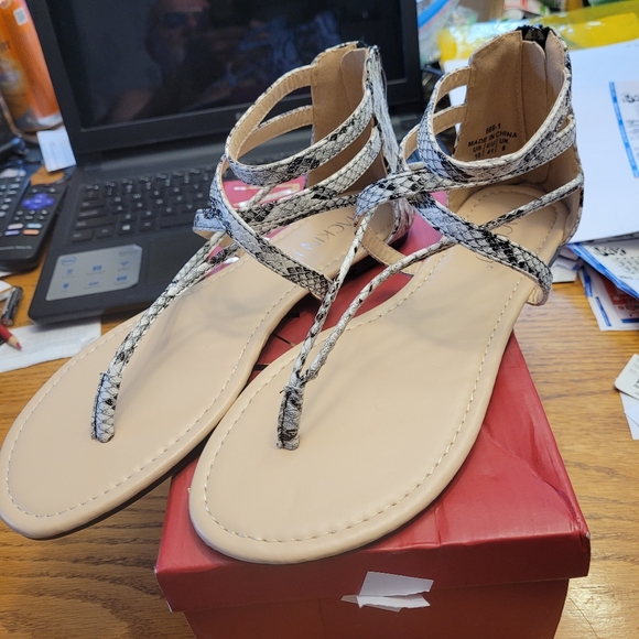 Ladles Sandals - Picture 2 of 9